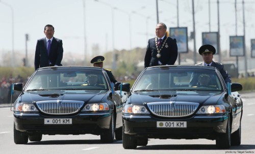 Верховный главнокомадующий и министр обороны Казахстана на параде
