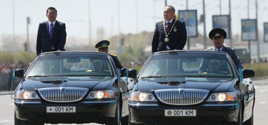 Верховный главнокомадующий и министр обороны Казахстана на параде